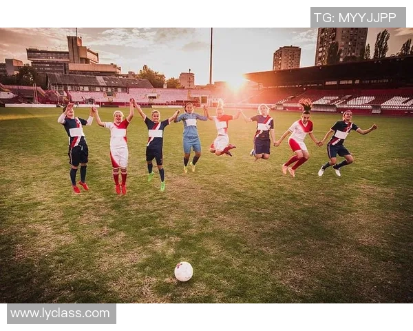 足球场上的欢笑瞬间：那些互相嬉戏的明星球员们的友谊故事